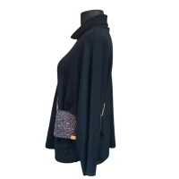 Elegancki czarny sweter w luźnym stylu oversize zdobiony gipiurą